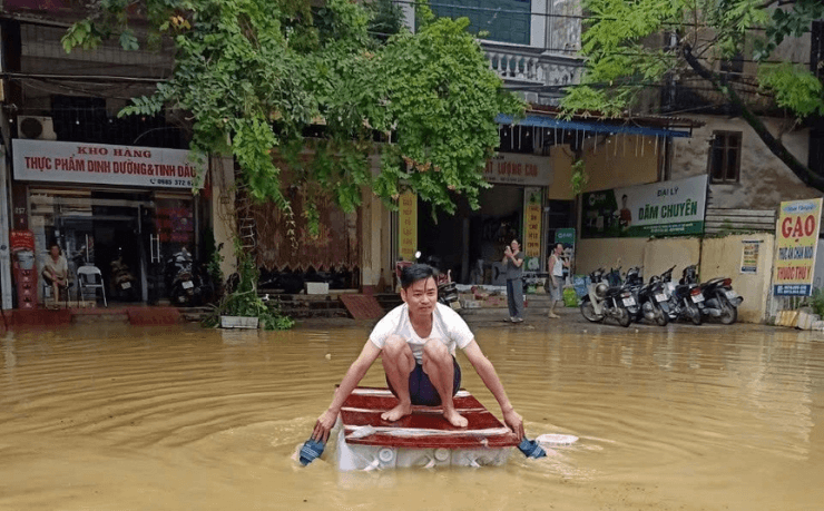 Cán bộ Giám định BSH dùng “xuồng tự chế” để giám định tổn thất cho khách hàng mua bảo hiểm xe ô tô tại TP. Thái Nguyên.